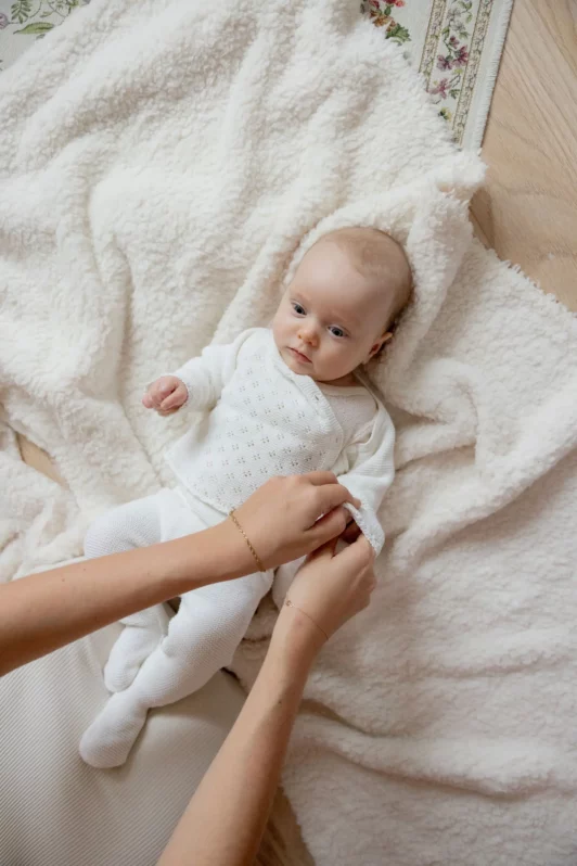 Séance photo à domicile d’une maman et son bébé de 2 mois en région parisienne