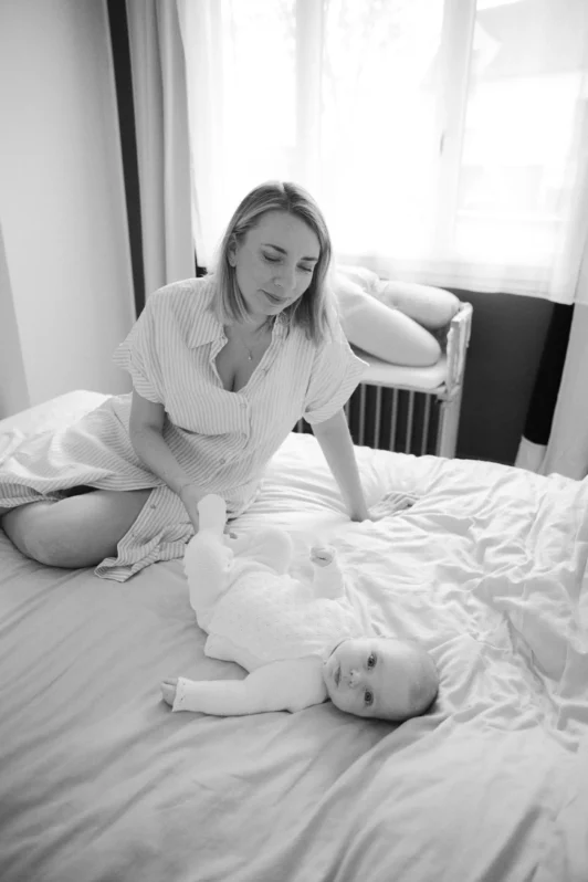 Photographie lifestyle d’un bébé de 2 mois avec sa maman chez eux à Paris