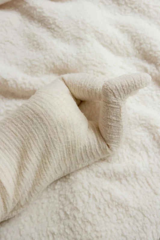 Shooting lifestyle mère et bébé 2 mois en intérieur