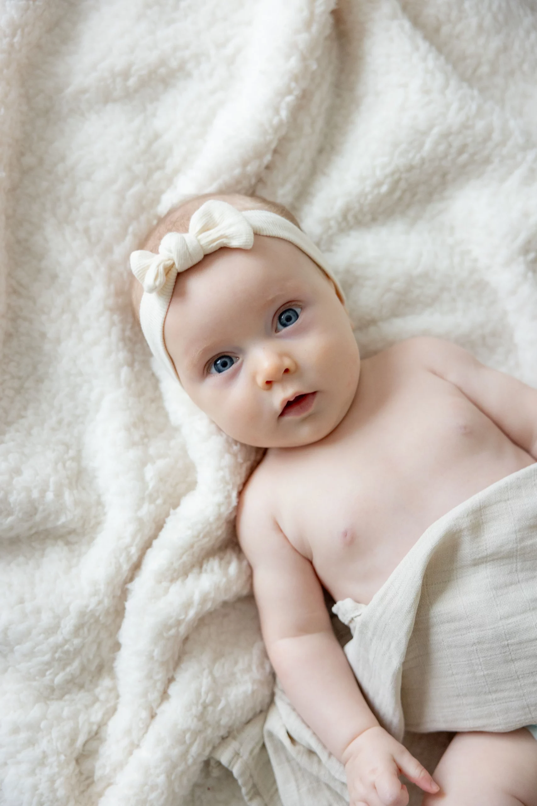Instant complice entre une maman et son nourrisson lors d’une séance photo