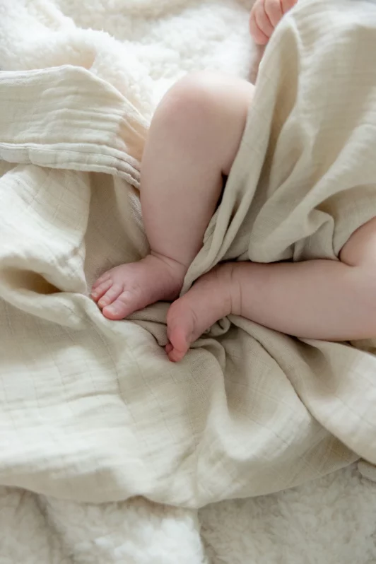 Instant complice entre une maman et son nourrisson lors d’une séance photo