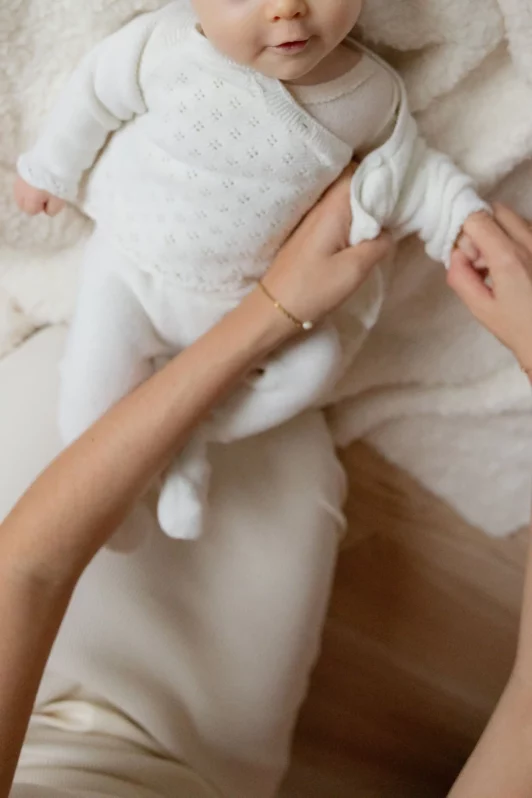 Shooting photo mère-fille en lumière naturelle à la maison