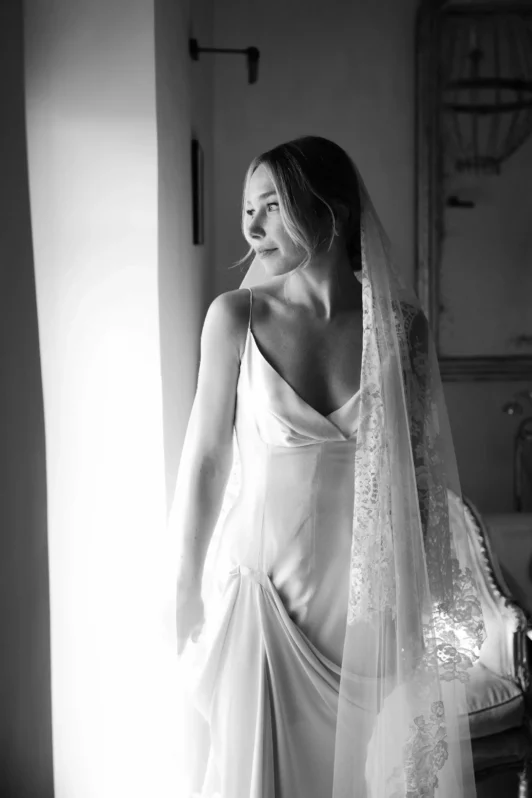 Glamorous bride at Château de Fontareches – Stunning dress and bouquet